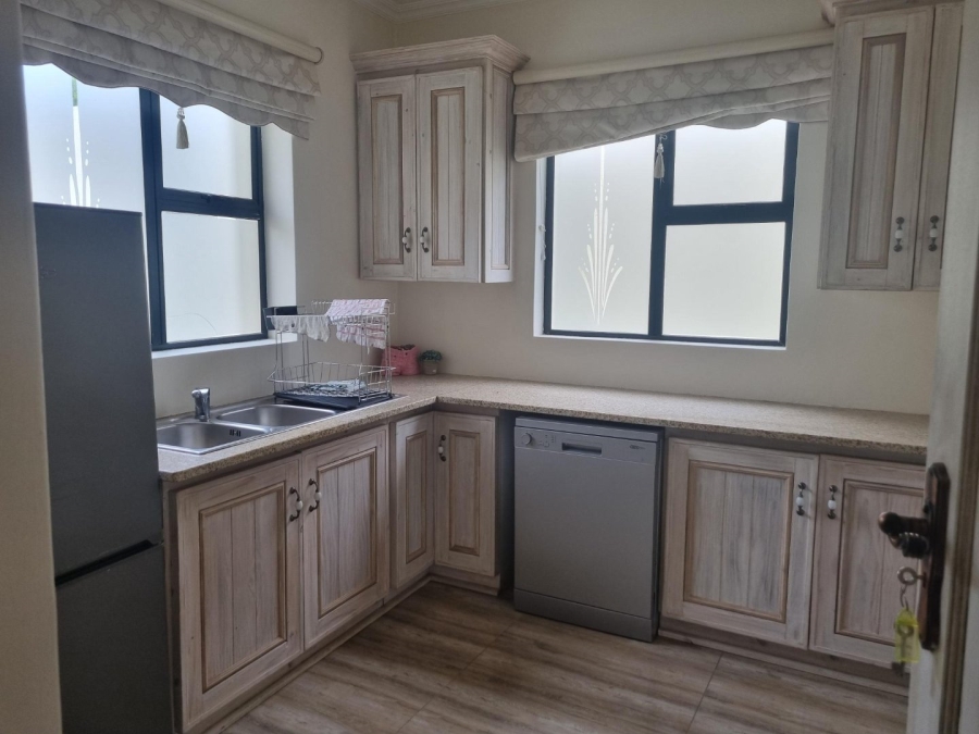 To Let 8 Bedroom Property for Rent in Xanadu North West